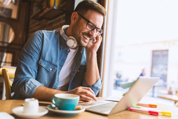 Handsome man working remotely from the coffeehouse عربيّةكوم Arrabiacom كيف تبدأ يومك بطاقة إيجابية