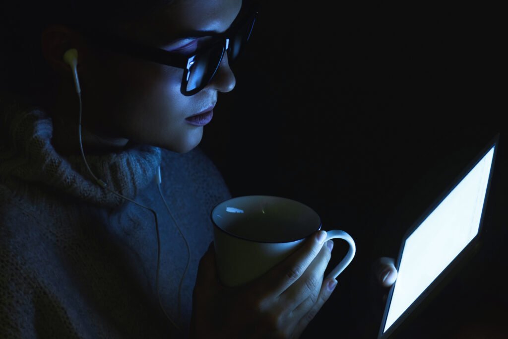 Young woman wearing a warm pullover is using tablet PC عربيّةكوم Arrabiacom