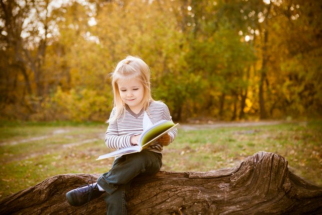 Cute little girl reading a book عربيّةكوم Arrabiacom
