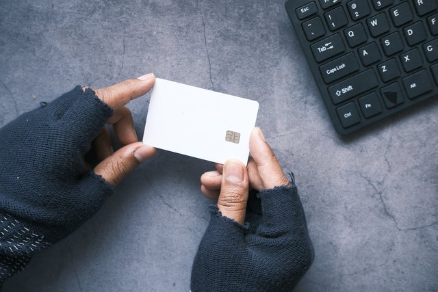 hacker hand stealing data from credit card عربيّةكوم Arrabiacom